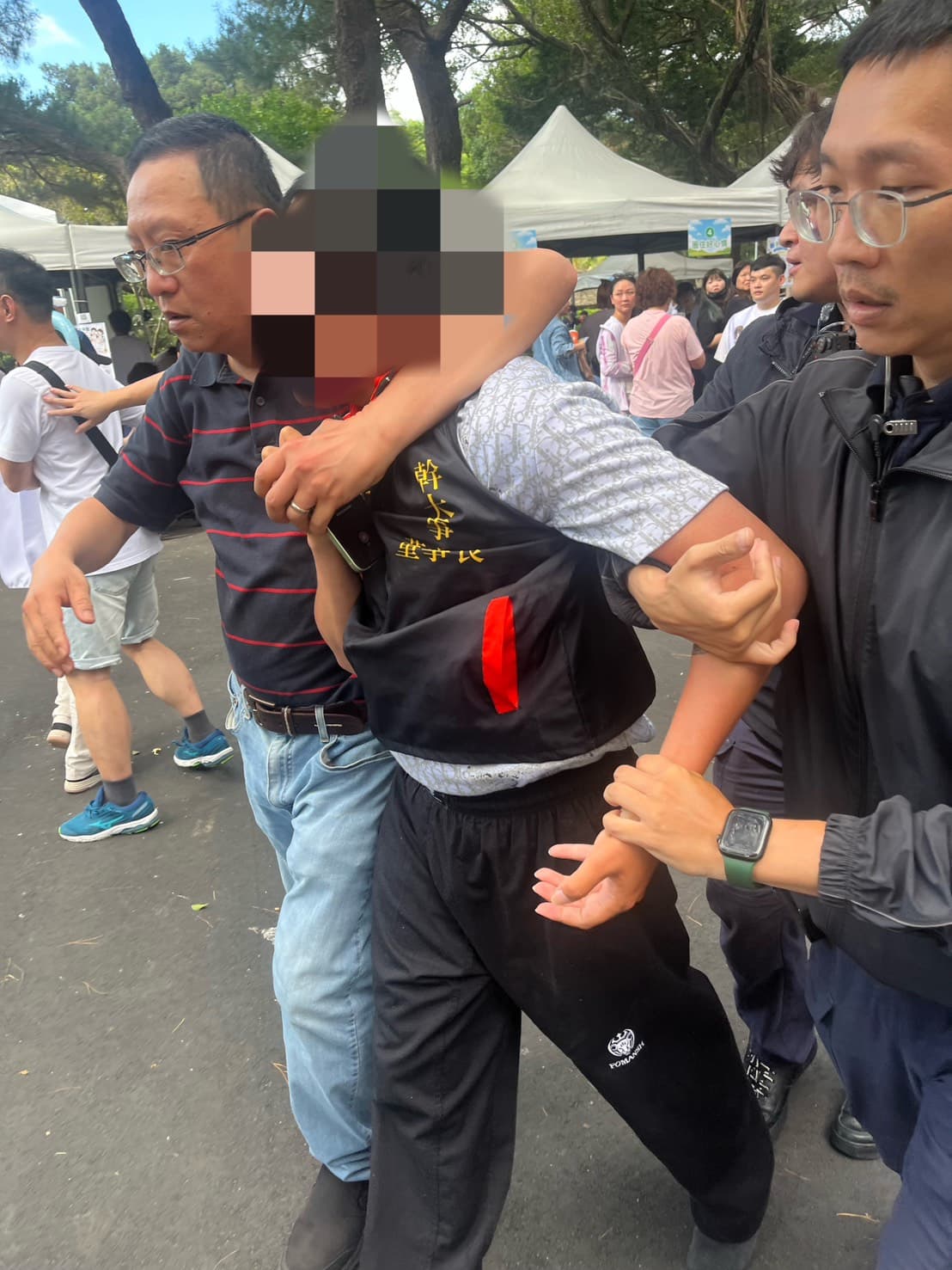 吃屎哥朝柯文哲丟雞蛋遭逮。(警方提供)