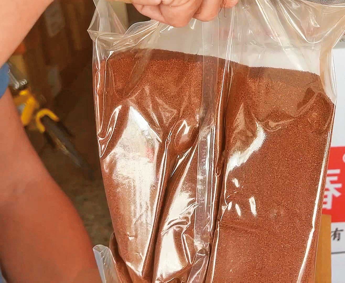 托福松呈紅色顆粒狀,且帶有刺鼻臭味,為何會被加入製成小米粽,成為檢警釐清重點。(鏡新聞提供)