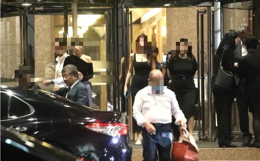 王鴻薇爆料中華開發8月6日宴請內閣官員,會後還有爆乳辣妹送客,王必勝和陳時中都有出席。(翻攝自王鴻薇臉書)