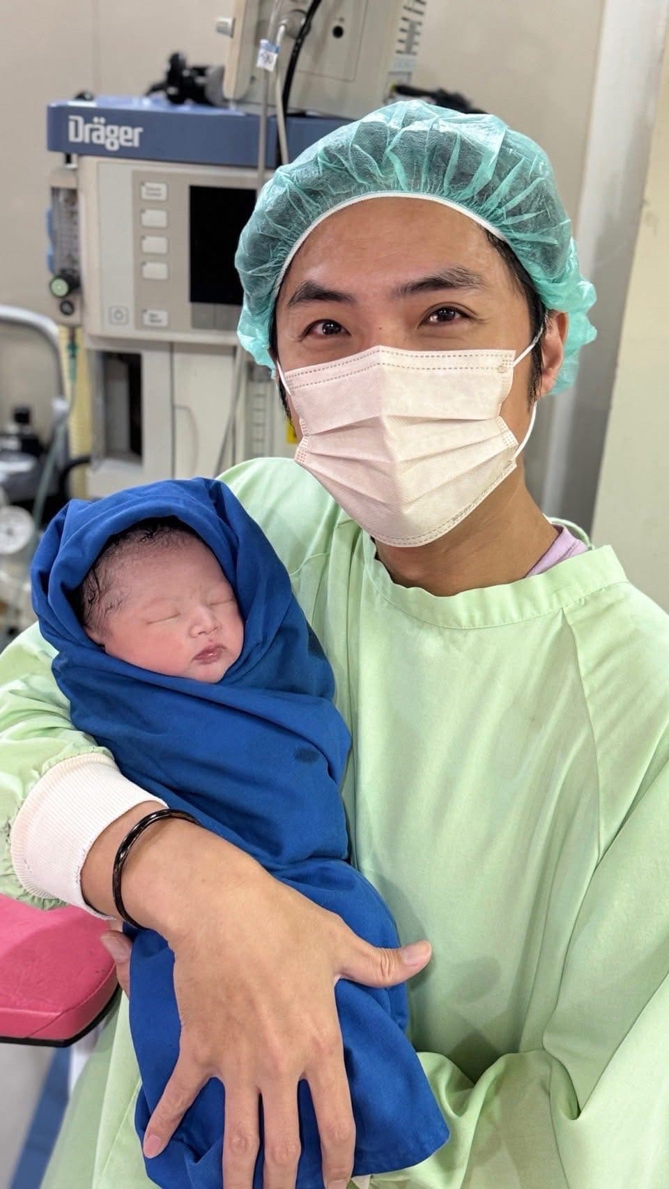 李運慶開心抱著模樣可愛的寶貝那那。(翻攝自臉書)