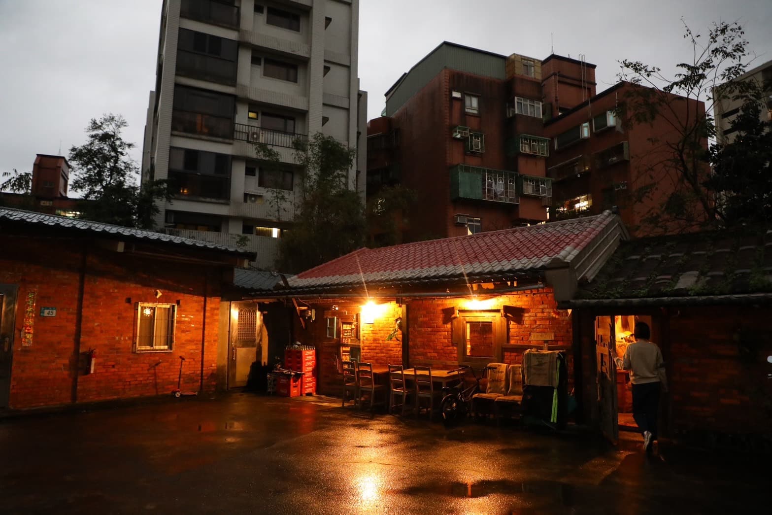 隨著天色昏暗越發溫暖的「好客咖啡館」,令人意想不到的隱身於多棟公寓之間。