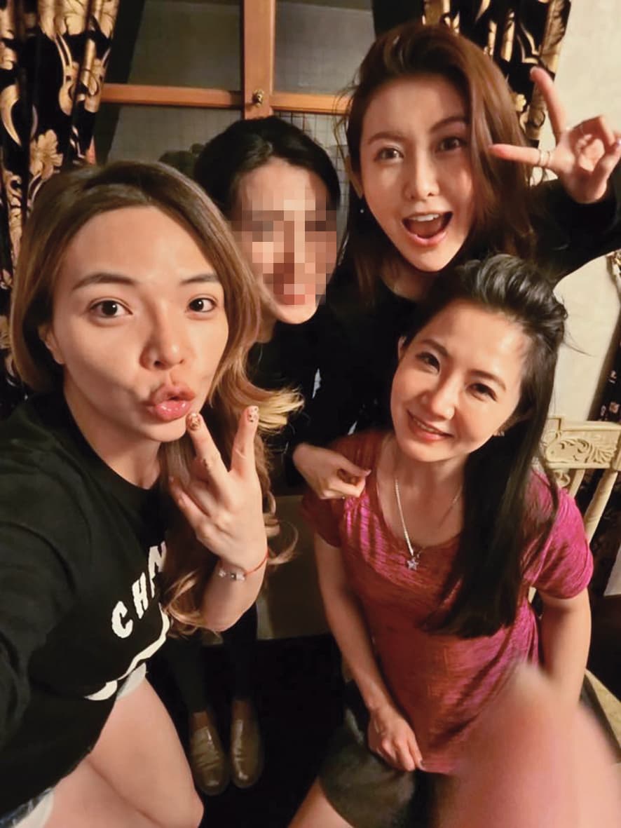 小甜甜(左一)與愷樂(右二)、謝忻(右一)等人的閨密情誼變調,早已互不聯絡。(翻攝自小甜甜IG)