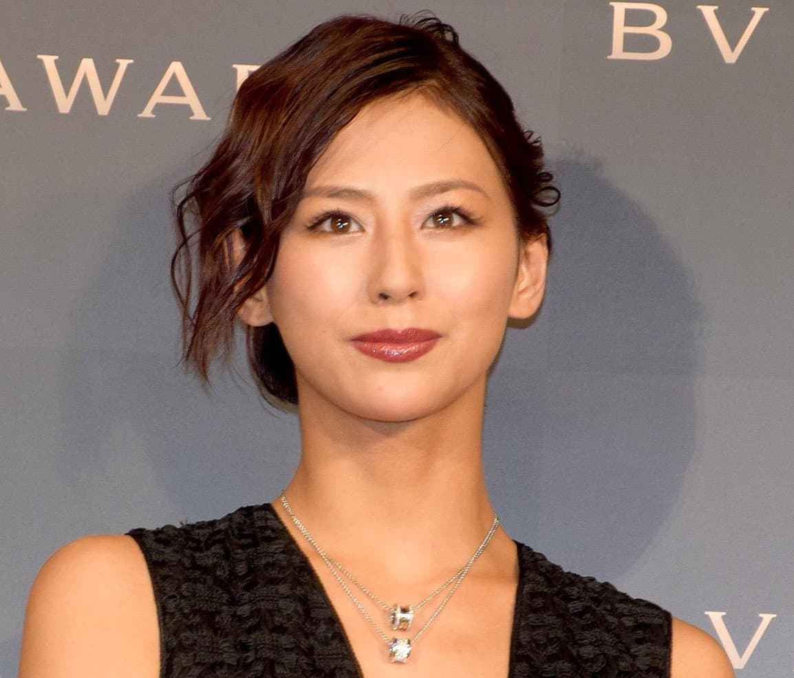 西內麻里亞曾走過低潮,後來正式復出演藝圈拚事業又陷入熱戀再情變。(翻攝網路)