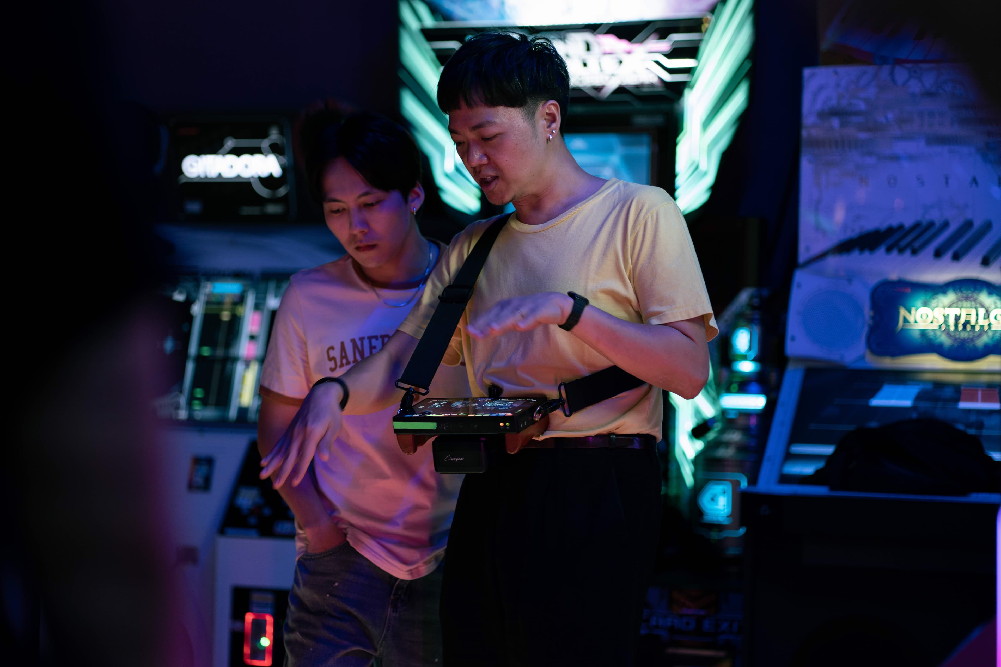 《默視錄》導演楊修華(右)與演員巫建和(左)。(傳影互動提供)