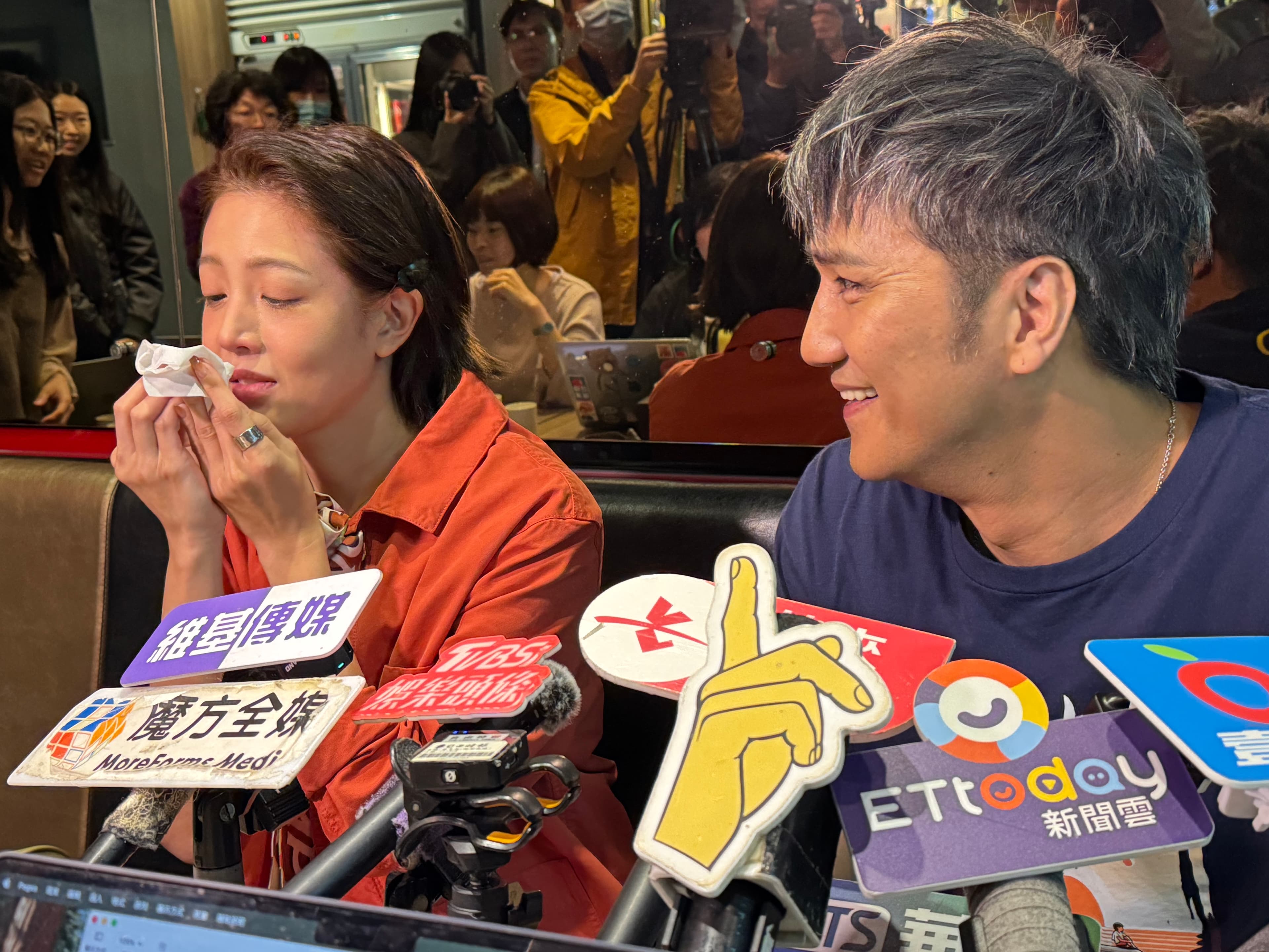 黃薇渟記者會中途講到一半流鼻血,導致訪問中斷。
