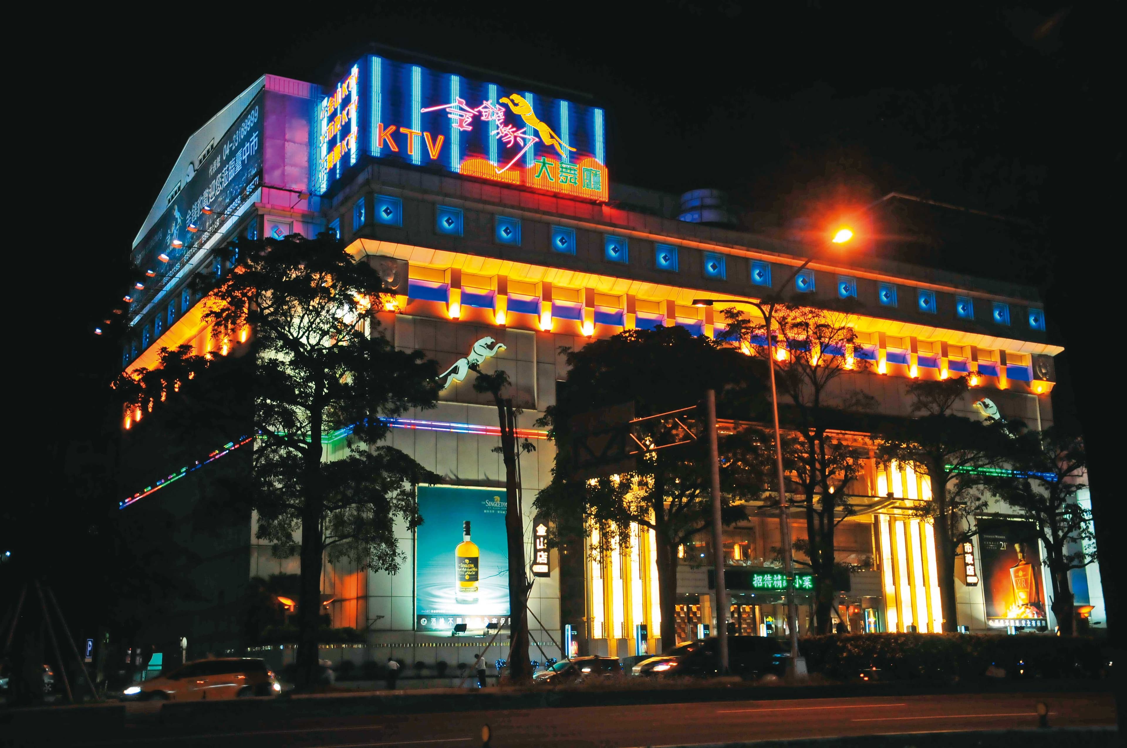 袁昶平白手起家創立金錢豹酒店集團,去年因逃漏稅遭檢方羈押54天,卻意外開啟人生第二春。(資料照片)