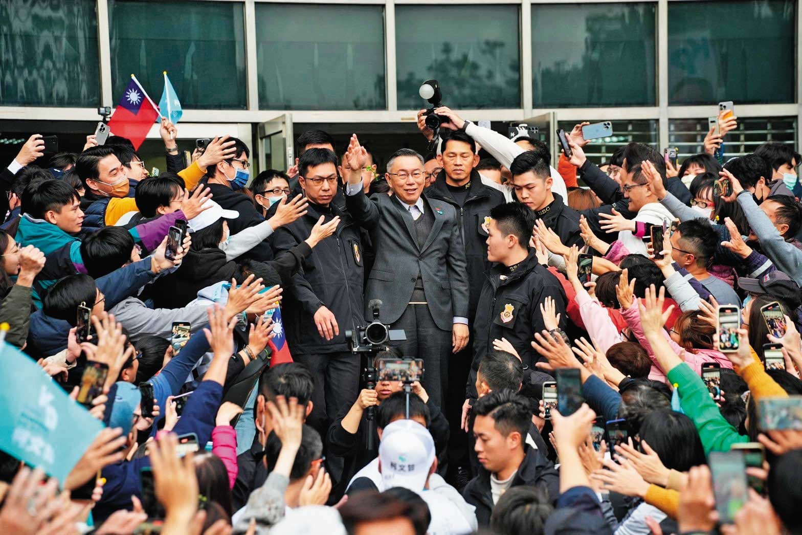 柯文哲造勢場多半都是年輕世代參與，更有獨特的「大退場」現象，支持者宛如追星。（柯文哲團隊提供）