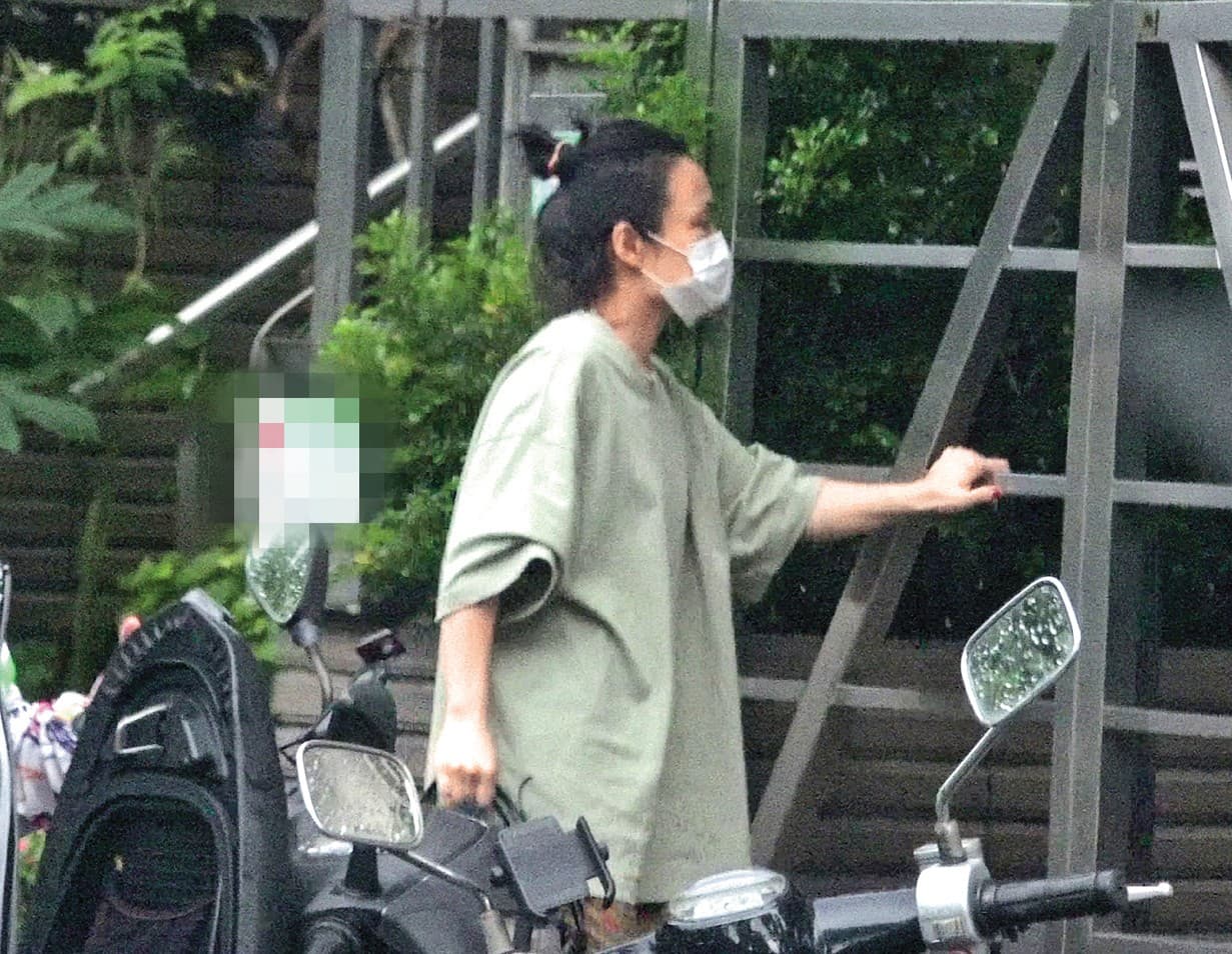 8/6 16:55徐佳瑩獨自返家,大部分的時間她都與比爾賈各過各的。