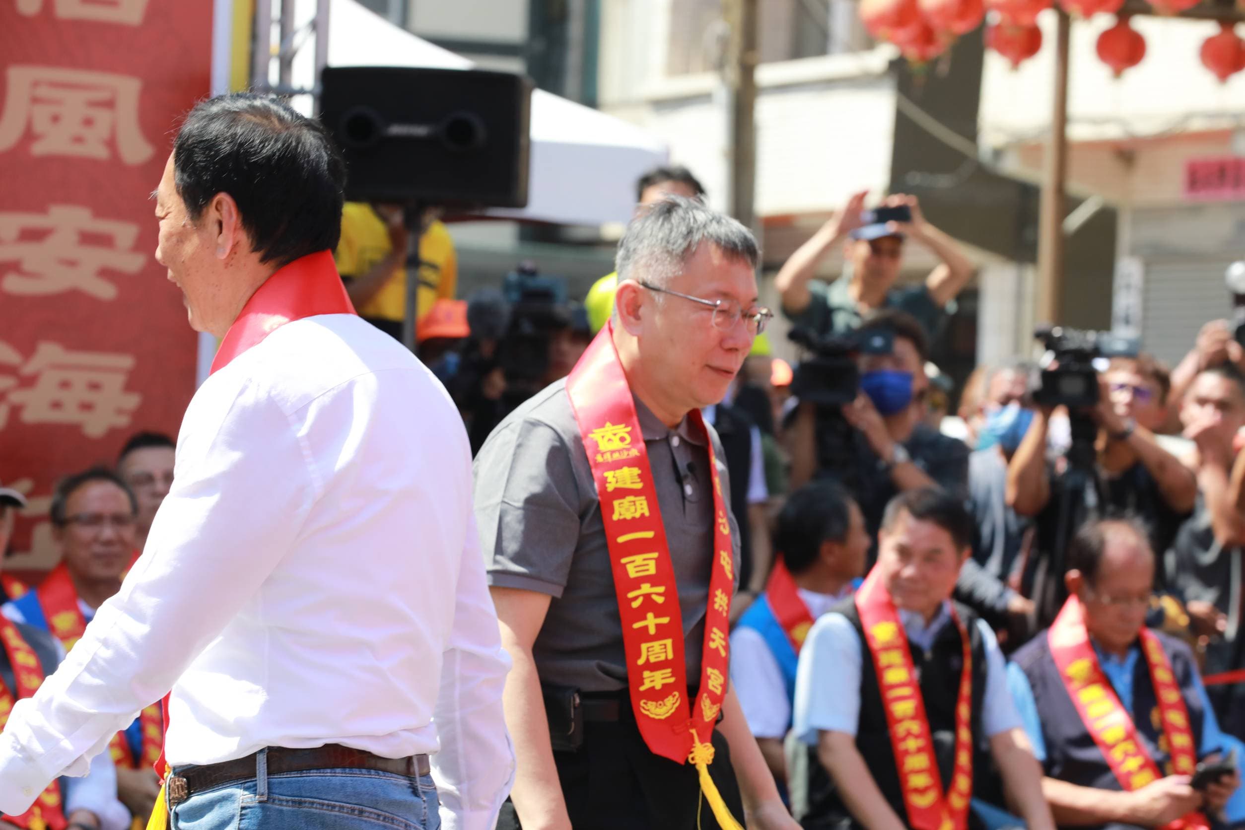 郭台銘(左)辦公室認為,郭跟柯文哲(右)在合作理念上比較相合。