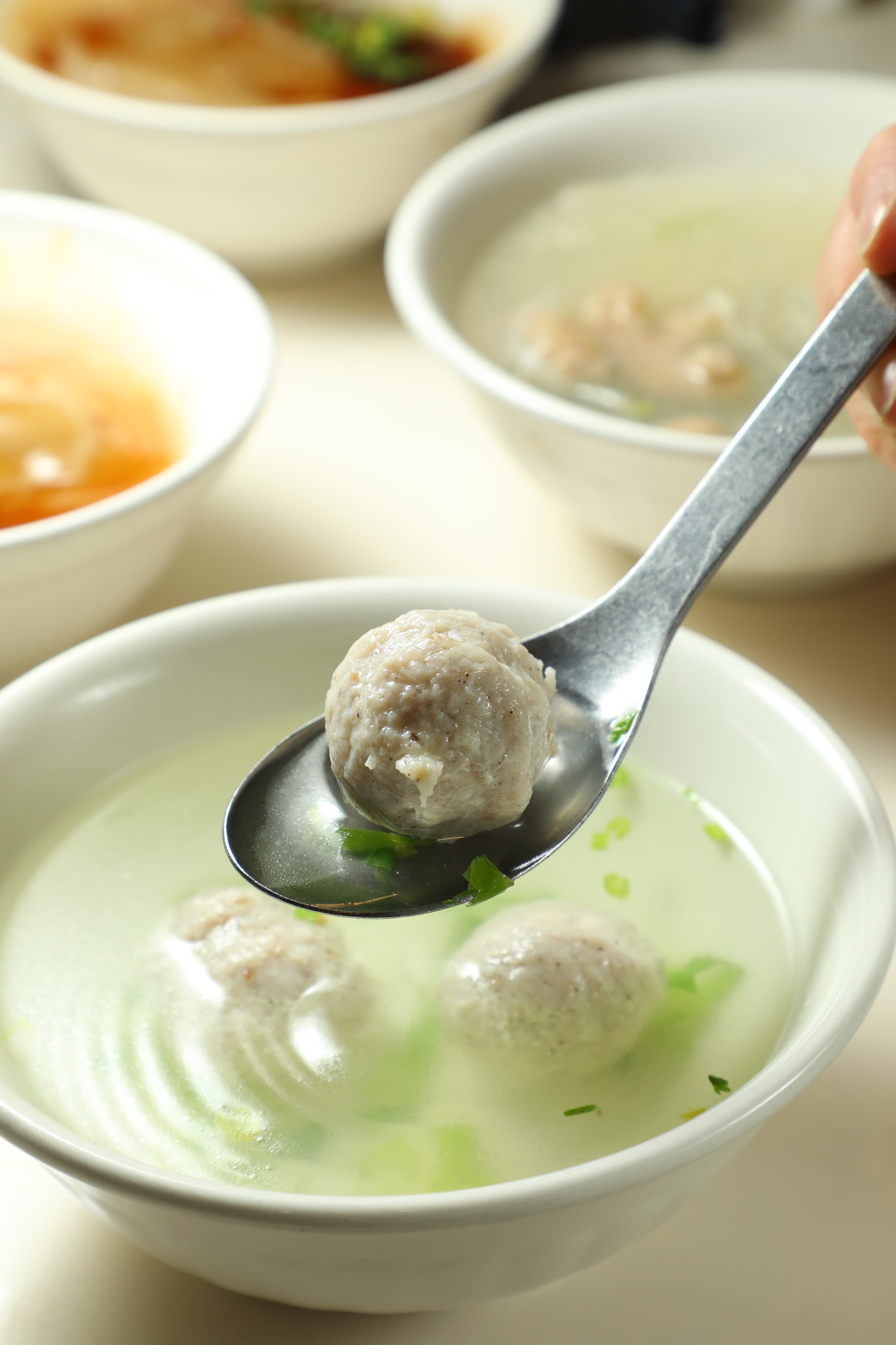 「魚丸湯」的魚丸彈牙,湯頭清爽且帶著胡椒香氣。(35元/碗)