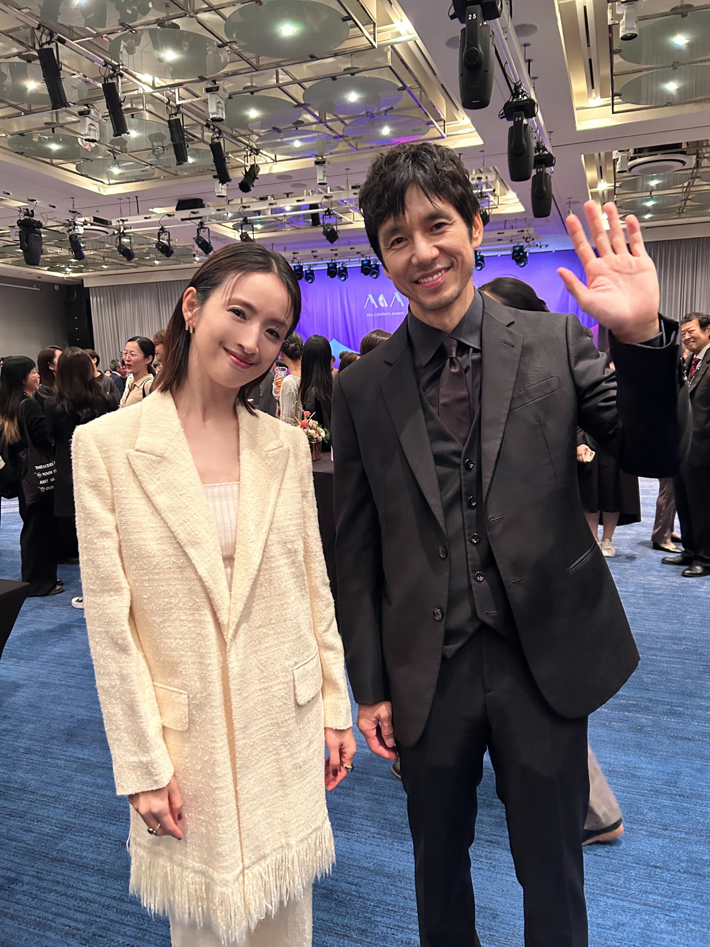活動上林依晨與西島秀俊合照,事後西島秀俊也在IG 秀出與林依晨合照道恭喜。(周子娛樂提供)