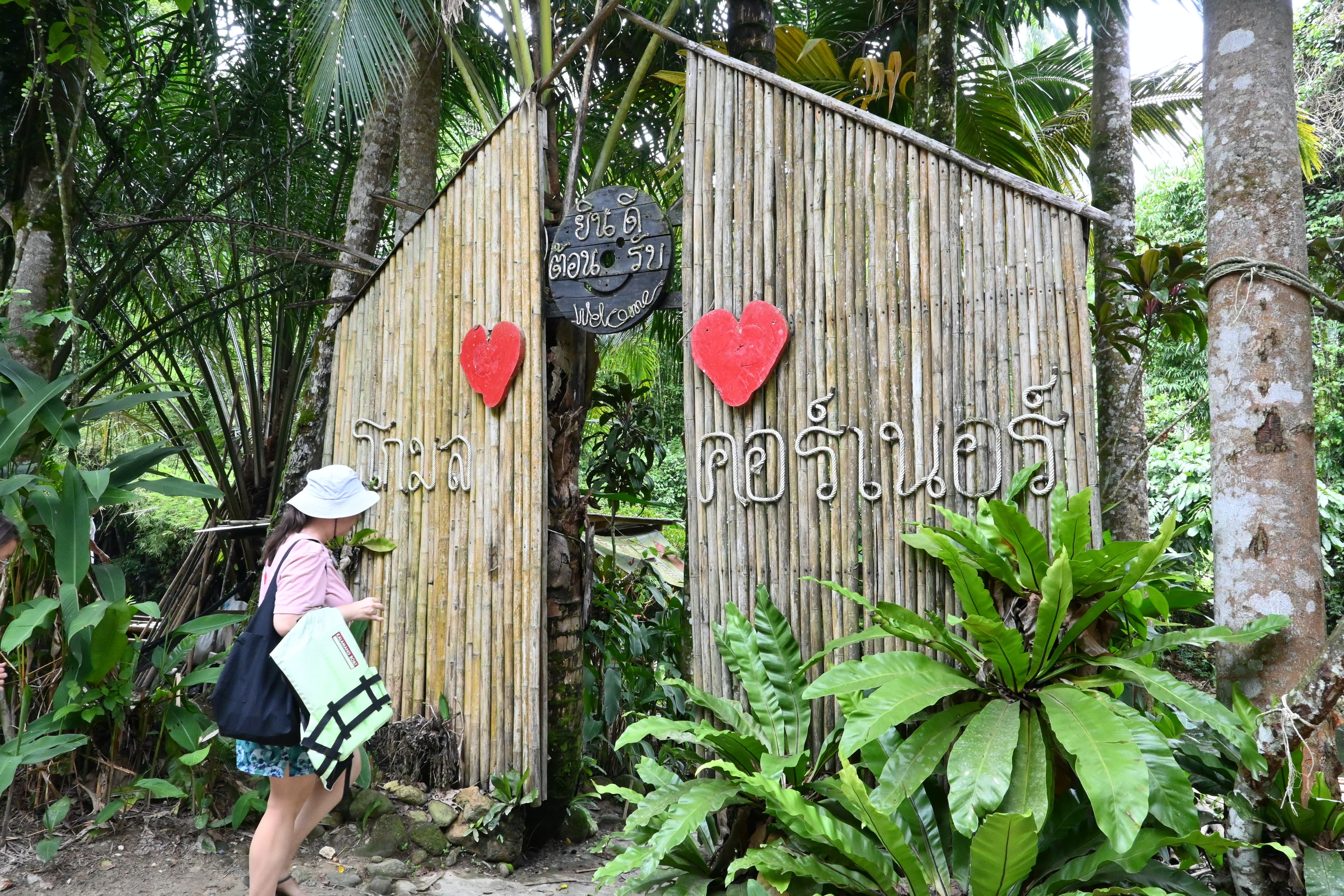 :「Komol's Corner Bamboo Rafting」 竹筏漂流位置位於泰國攀牙拷叻,王京古瀑布(Wang Kieng Koo Waterfall)旁。