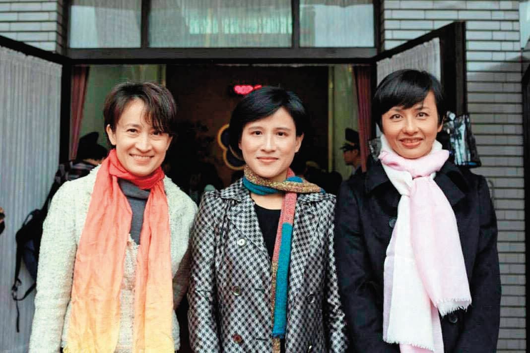 (左起)蕭美琴、鄭麗君、邱議瑩曾一起在立法院共事,3人好交情更被稱為「立院三姊妹」「民進黨S.H.E」。(翻攝鄭麗君臉書)