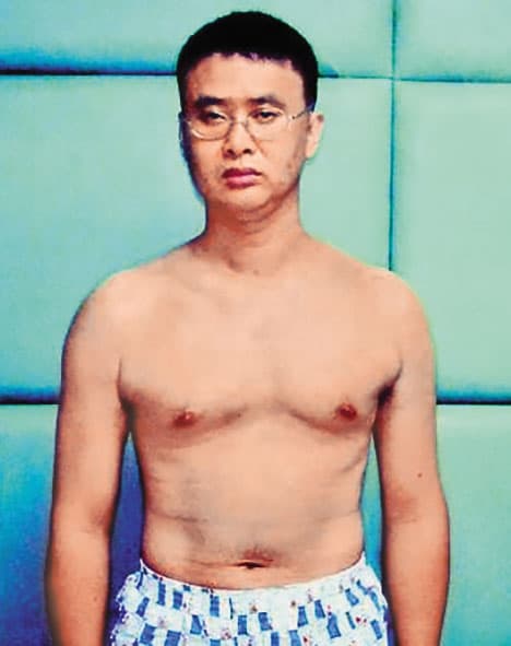 胡永強在拘留室脫下自己的四角內褲,利用門把的高度差上吊輕生。(翻攝畫面)