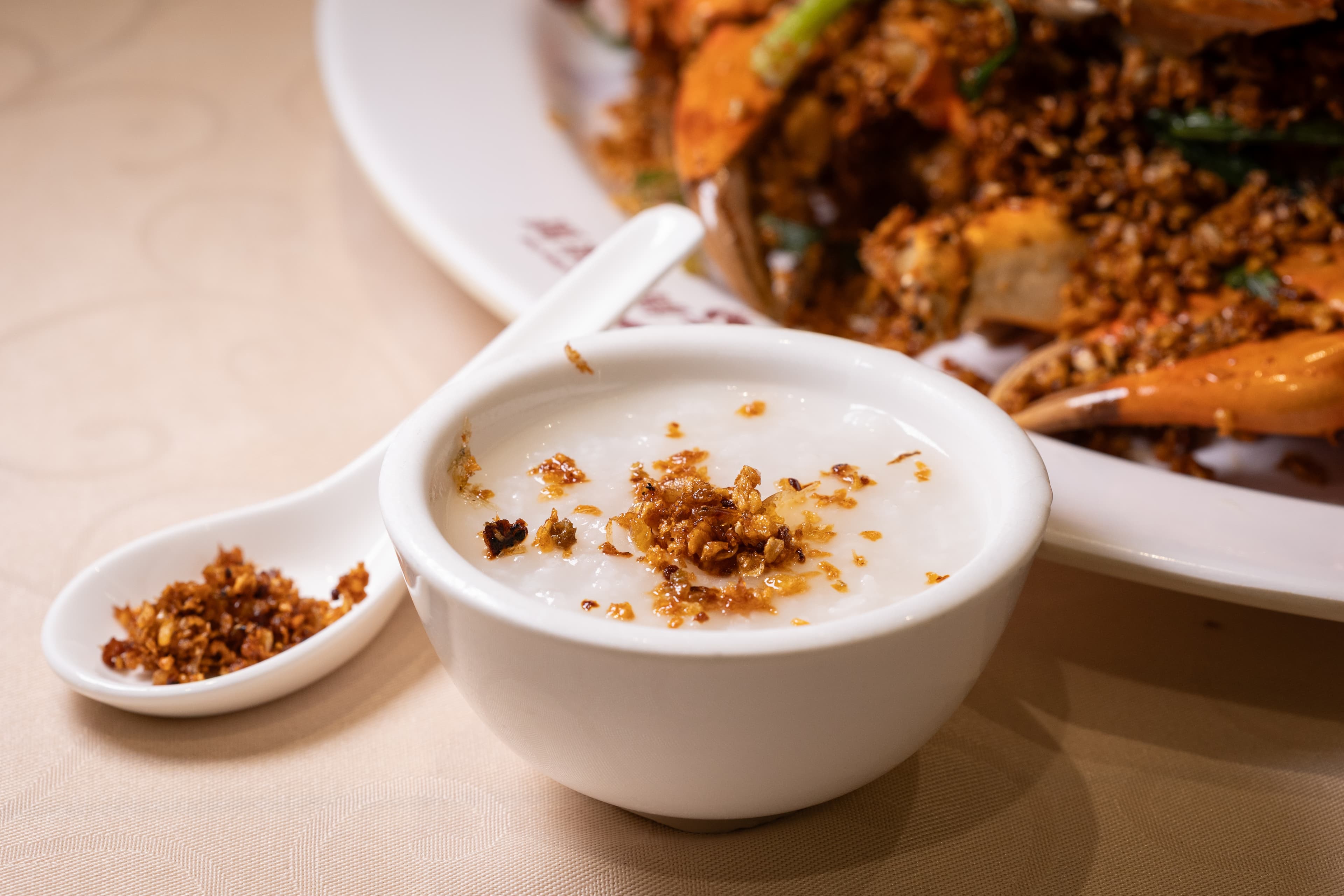 用蒜酥配「白粥」,那種美味真是天上人間的一絕。(港幣50元/鍋,約NT$188、港幣12元/碗,約NT$45)