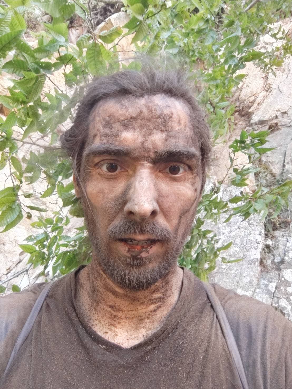在地震中倖存的法籍旅客麥可,全身布滿了塵土,驚魂未定。(法國遊客Michael提供)