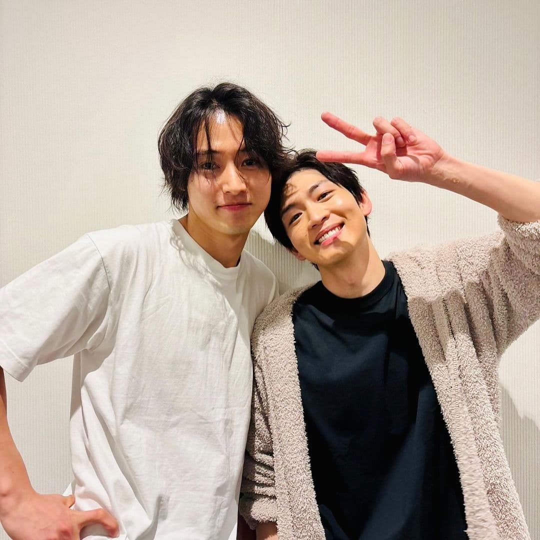 山崎賢人去看了松下洸平演唱會後開心合照,松下洸平說不少合作過的演員好友聽他唱歌都很驚訝。(翻攝松下洸平Instagram)