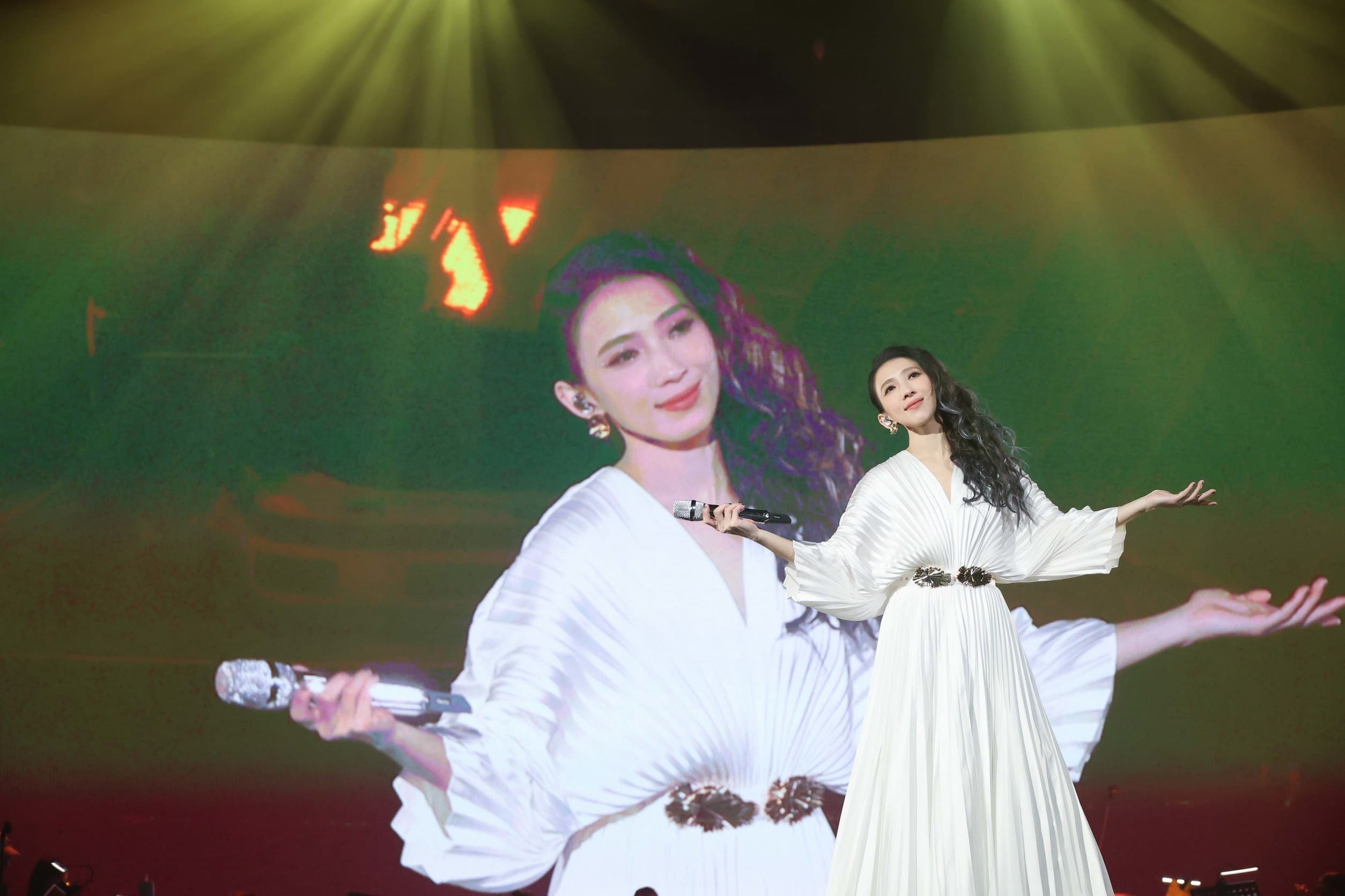 為了能夠演唱更多歌曲滿足等待9年的歌迷,戴佩妮特別編排抒情歌組曲。(寬宏藝術提供)