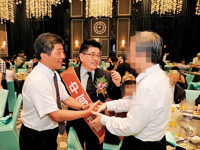陳時中(左)曾讚謝尚廷(中)是「未來的衛福部長」。(翻攝Abc牙醫聯盟臉書)