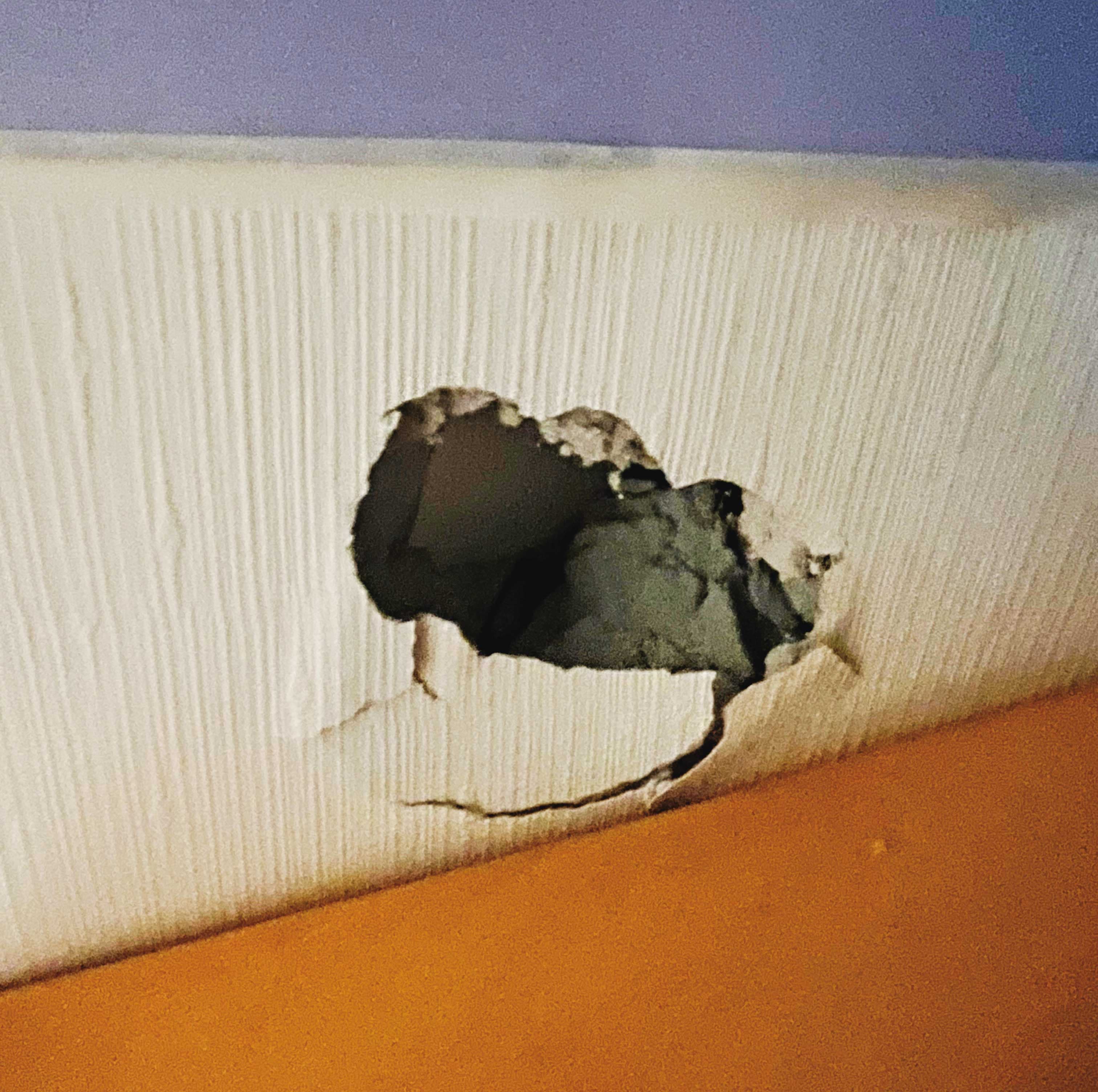 宋晶宜之子劉男遭控情緒控管不當,已不只一次打爆家中的牆壁。(當事人提供)