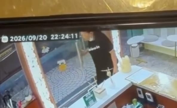 婦人趁眾人注意力在關心火警,悄悄闖入附近一家按摩店行竊。(翻攝自Threads)