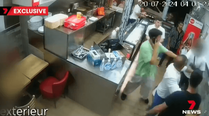 最後烤肉店員工集體打爆歹徒，但無奈歹徒還是趁機逃跑。（翻自《7 NEWS》）
