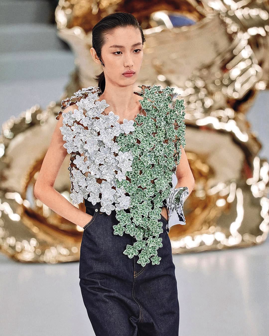 宛如雕塑品般的上衣,將時裝提升至藝術層次。(翻攝自LOEWE IG)