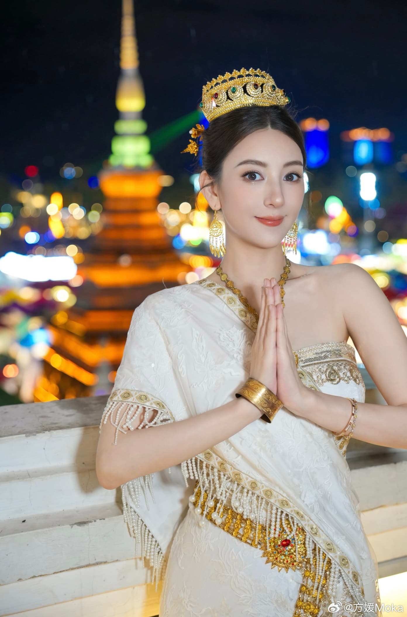 從正面看,方媛絲毫不像已懷孕6個月的孕婦,不僅四肢仍纖細,孕肚亦不明顯。(方媛微博)