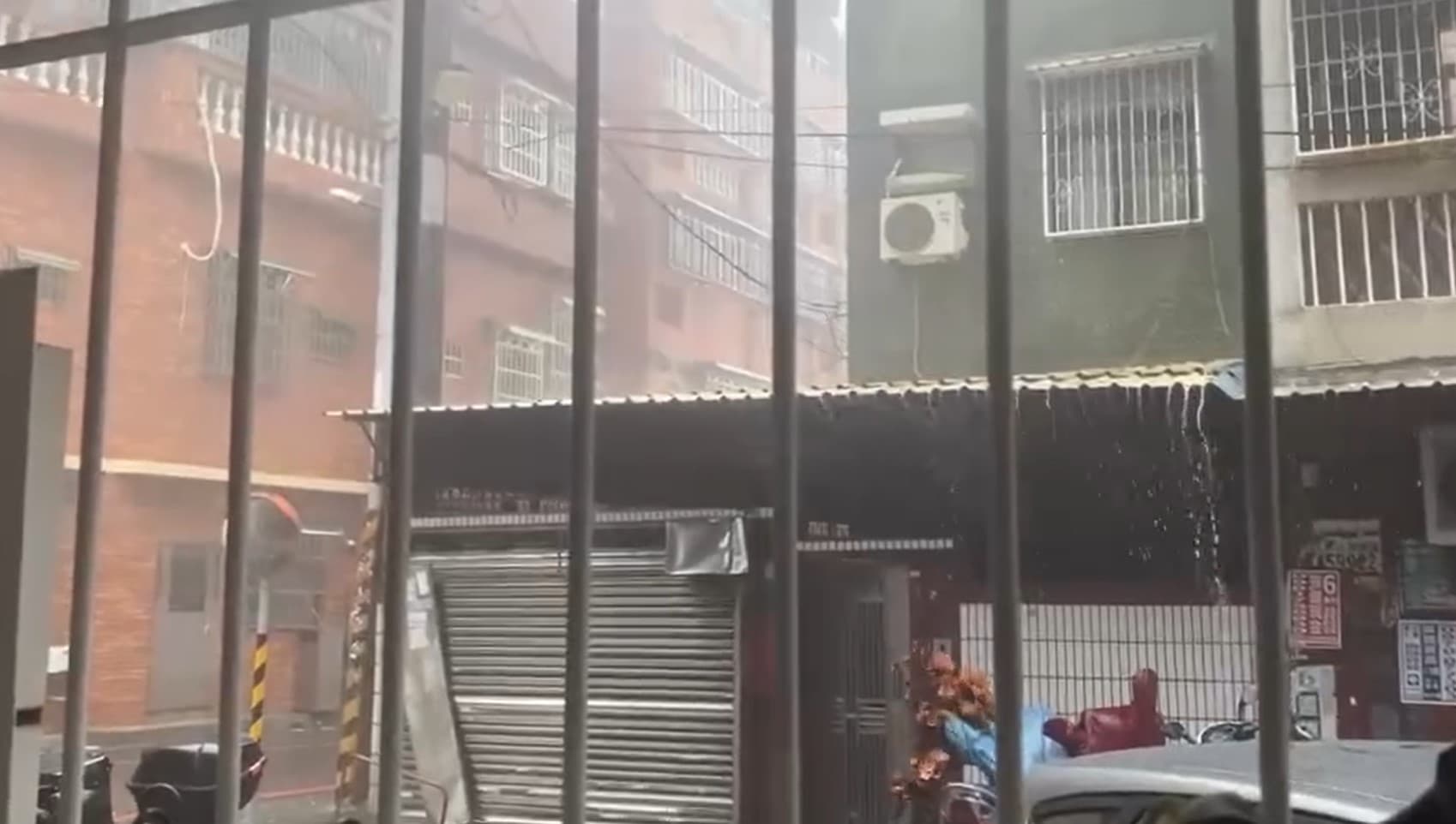 山陀兒今天中午登陸小港，高雄民宅鐵捲門飽受風雨摧殘，快要被吹爛。（讀者提供）