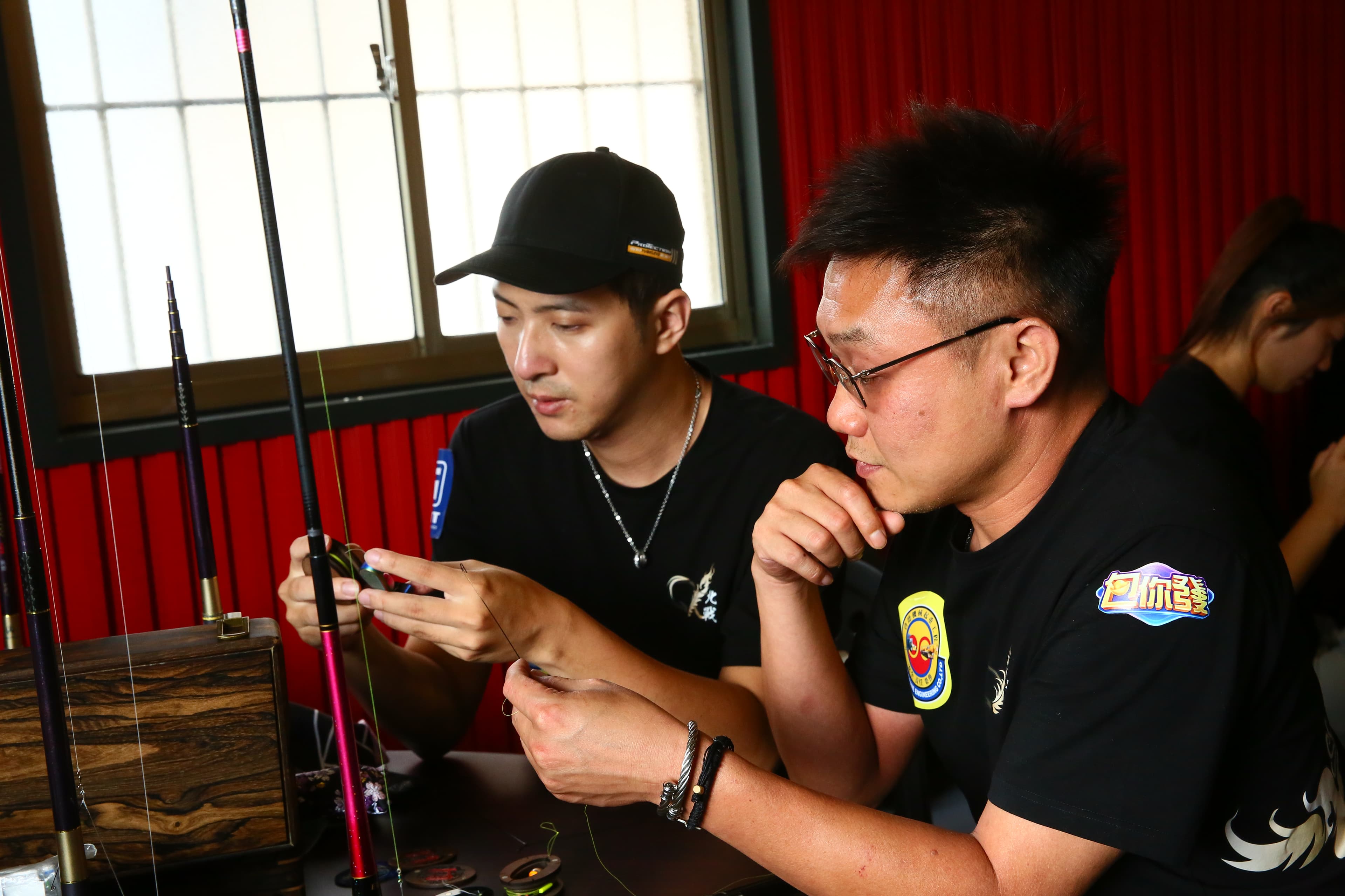 楊小錡(右)與阿綱(左)是團體賽固定拍檔,二人去年拿到「MLS國際釣蝦競技邀請賽」團體組冠軍。
