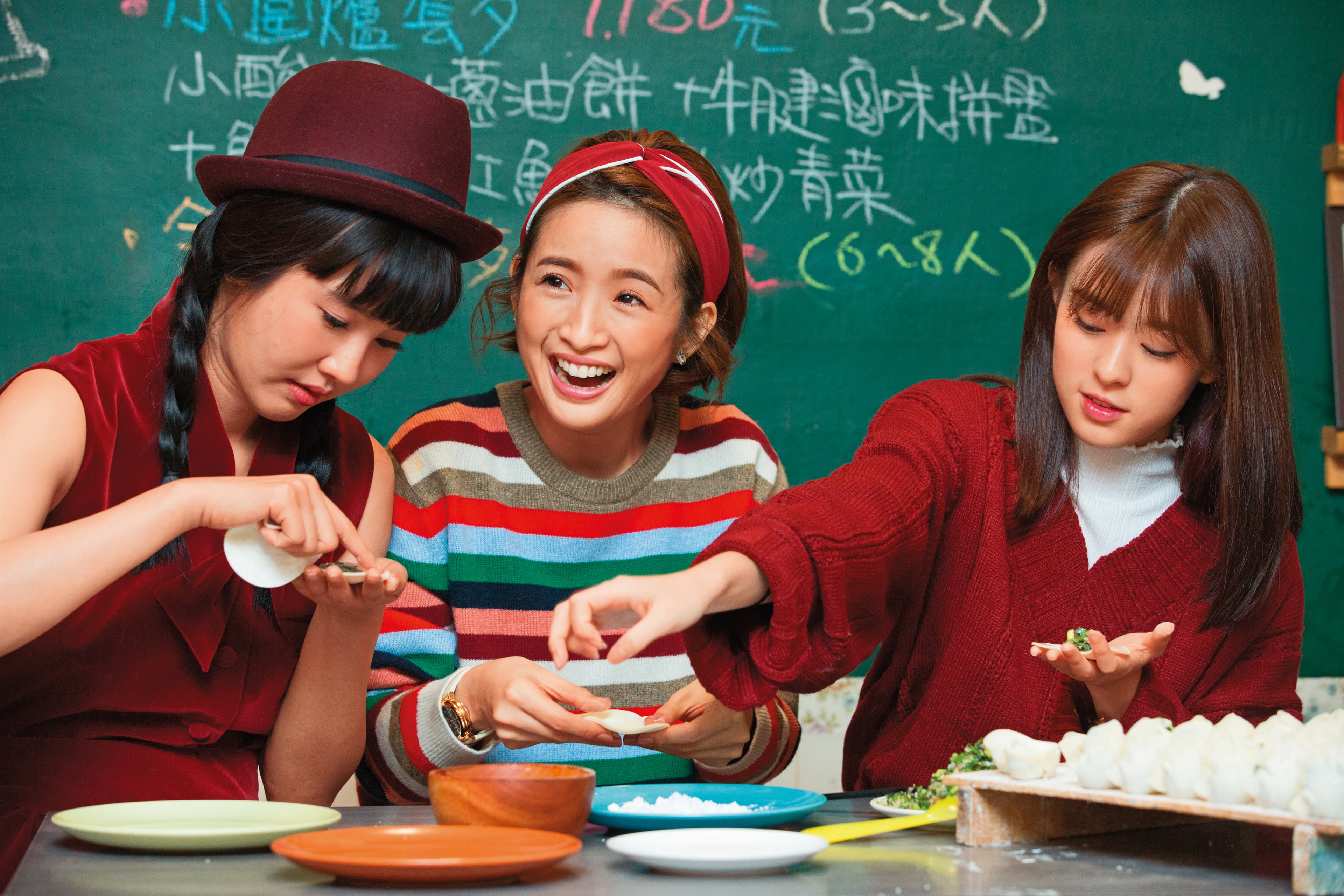邱偲琹(右)原本是林依晨(中)的同門師妹,後因理念不合而解約離開經紀公司。左為黃心娣。