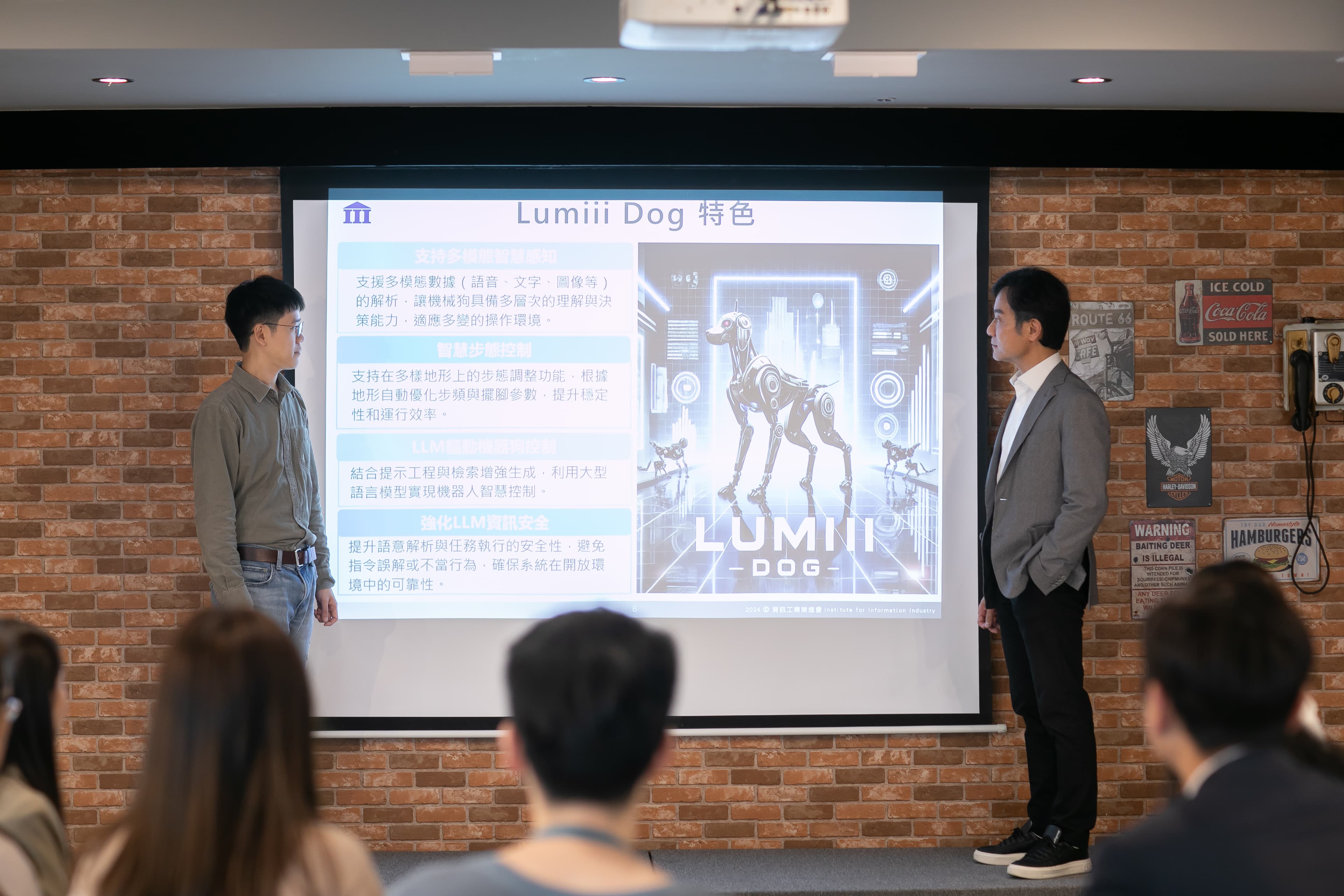 黃仲銘仔細聆聽AI機械狗LUMIII的進度,這隻百分之百出自台灣的機器狗即將於6月發表。