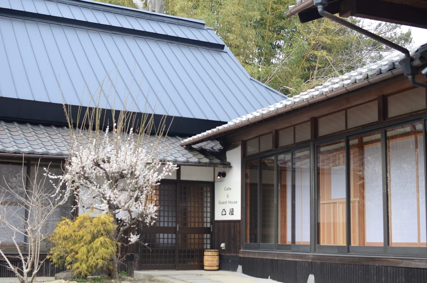 武内俊晴經營的民宿當時頗受好評,深受獨旅女性青睞。(翻攝Cafe&GuestHouse凸屋 臉書)