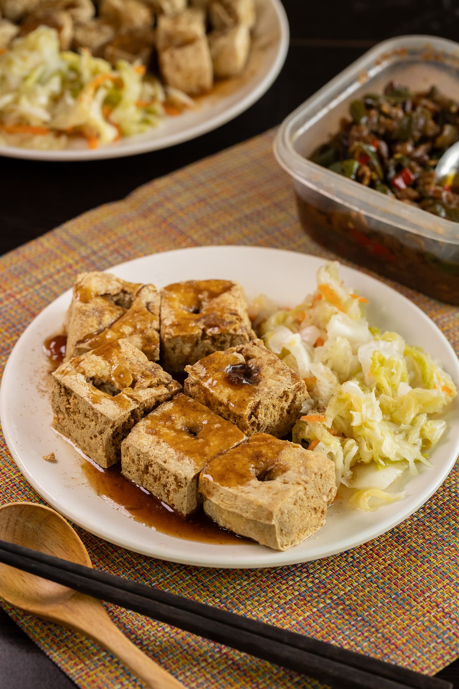 花中傳奇的「炸臭豆腐」不僅有外酥內嫩的口感與豆香,還撒上胡椒粉與菜脯辣椒,吃起來風味更豐富。(90元/大份)