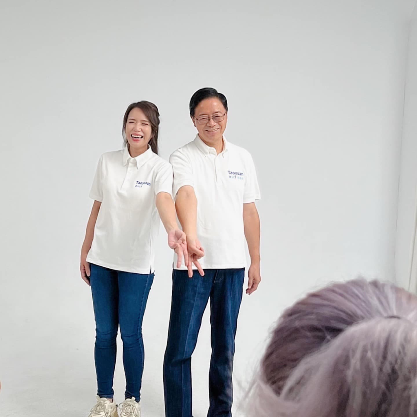 孫韻璇接棒李雲強,代表國民黨參選桃園市議員並當選,選舉期間與市長候選人張善政合影宣傳。(翻攝自孫韻璇臉書)
