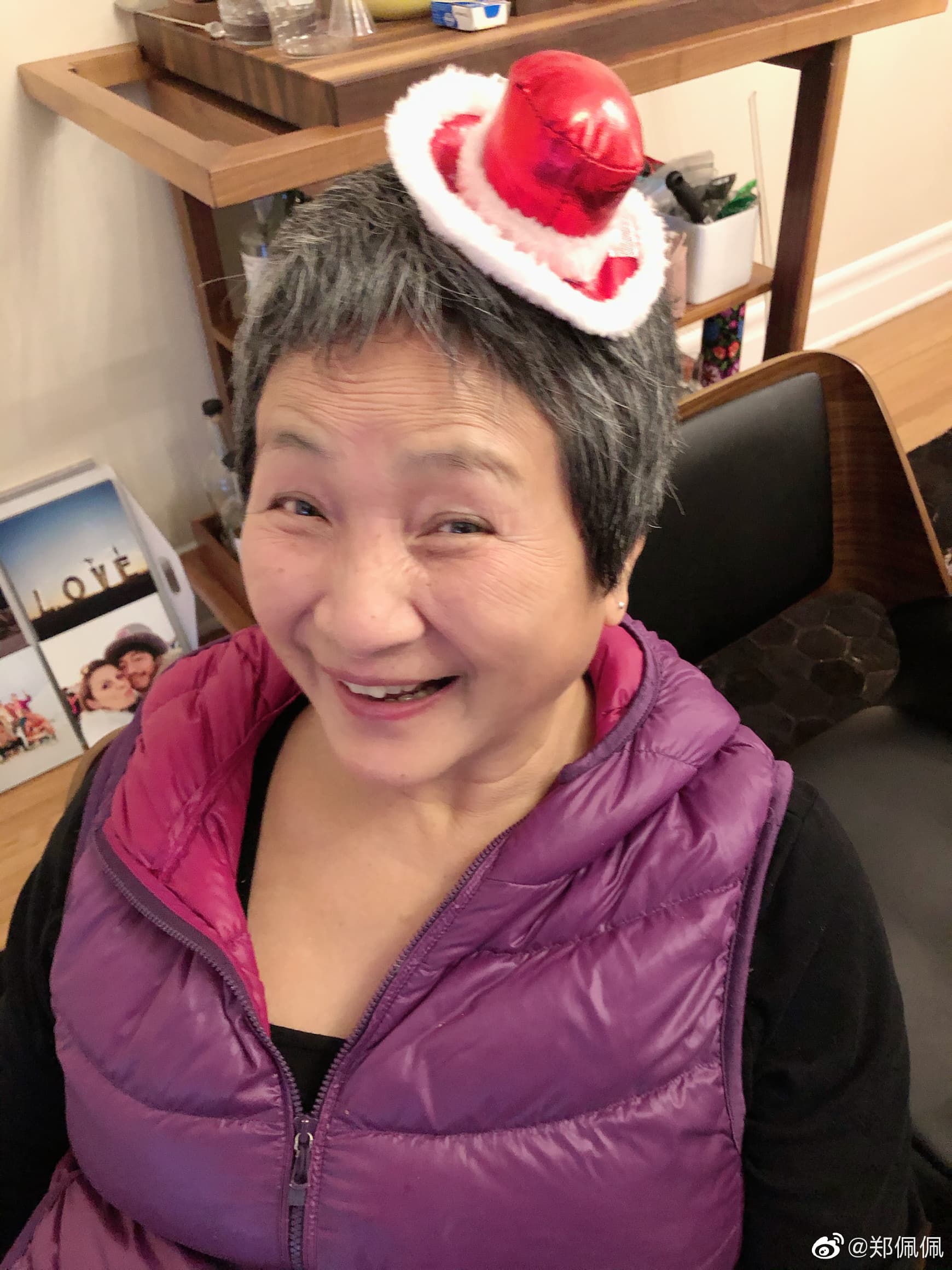 鄭佩佩2019年證實罹患類似帕金森氏症的罕見疾病，去世後她捐出大腦，幫助人類醫學研究該疾病，遺愛人間。（翻攝鄭佩佩微博）