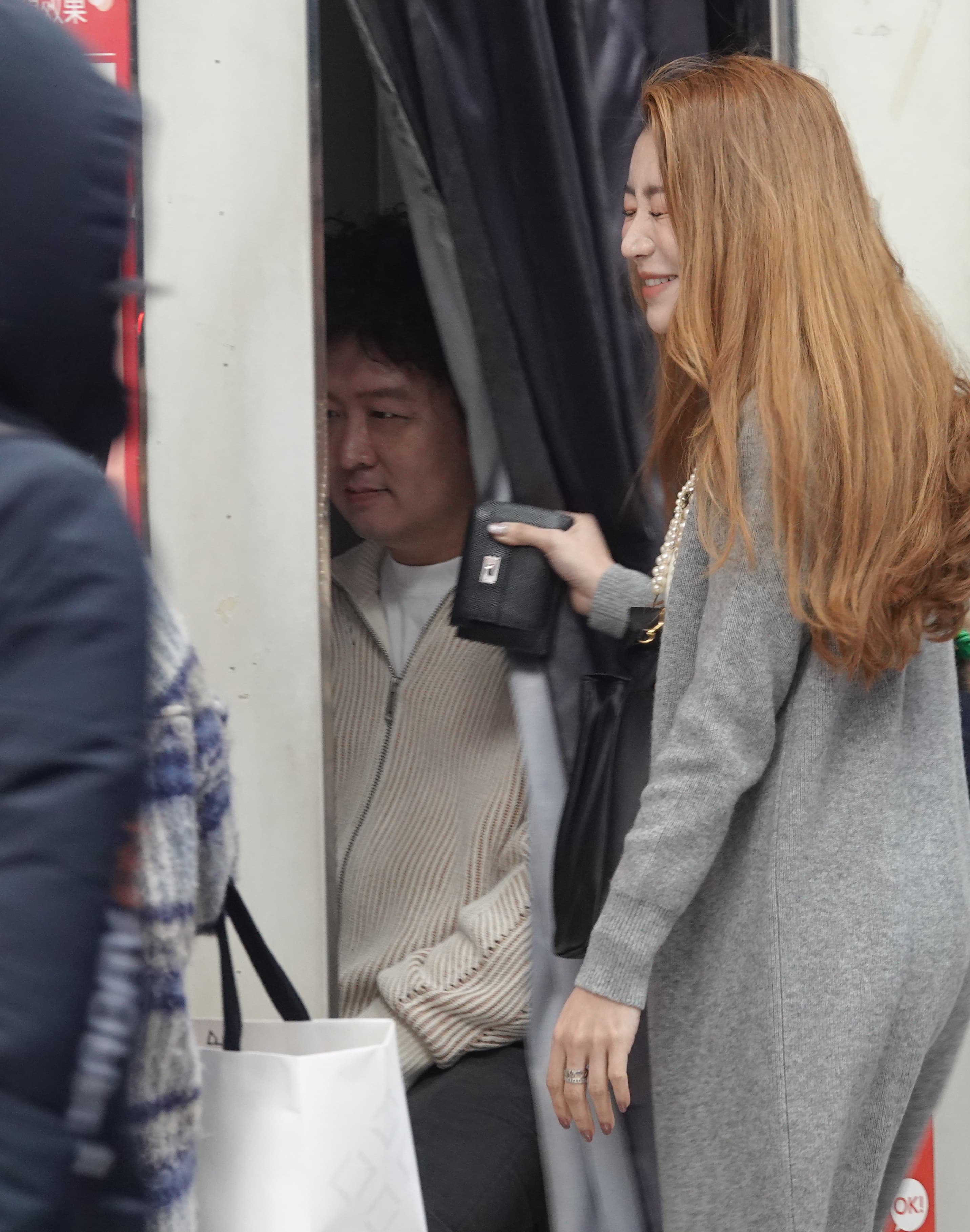 納豆辦理結婚登記忘記帶身分證,依依陪伴下臨時跑去拍快照補辦證件。