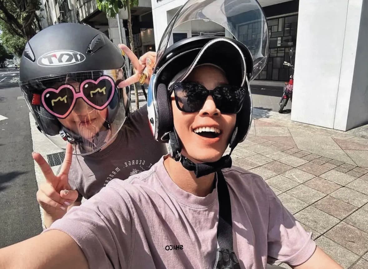 吳東諺秀出和大女兒的天倫樂自拍照,卻不慎曝光她手持違法電子菸,還默默修圖P掉再重傳。(翻攝自吳東諺IG)