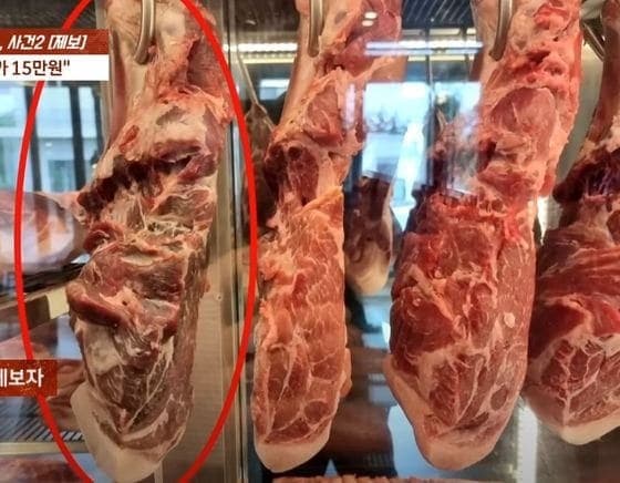 有另一家黑豬肉店被指控,賣腐肉給消費者。(翻自JTBC畫面)