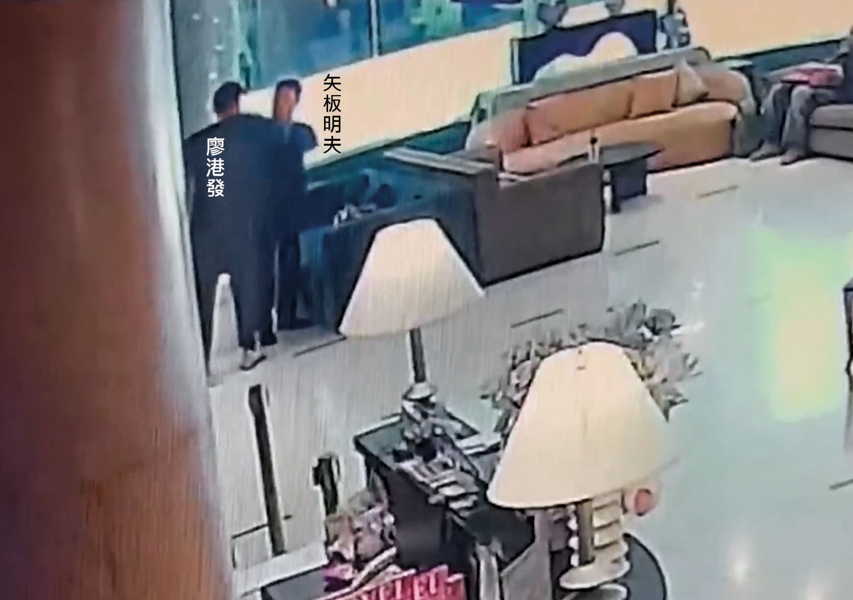 廖港發朝矢板明夫的臉部揮拳攻擊。(施志昌提供)