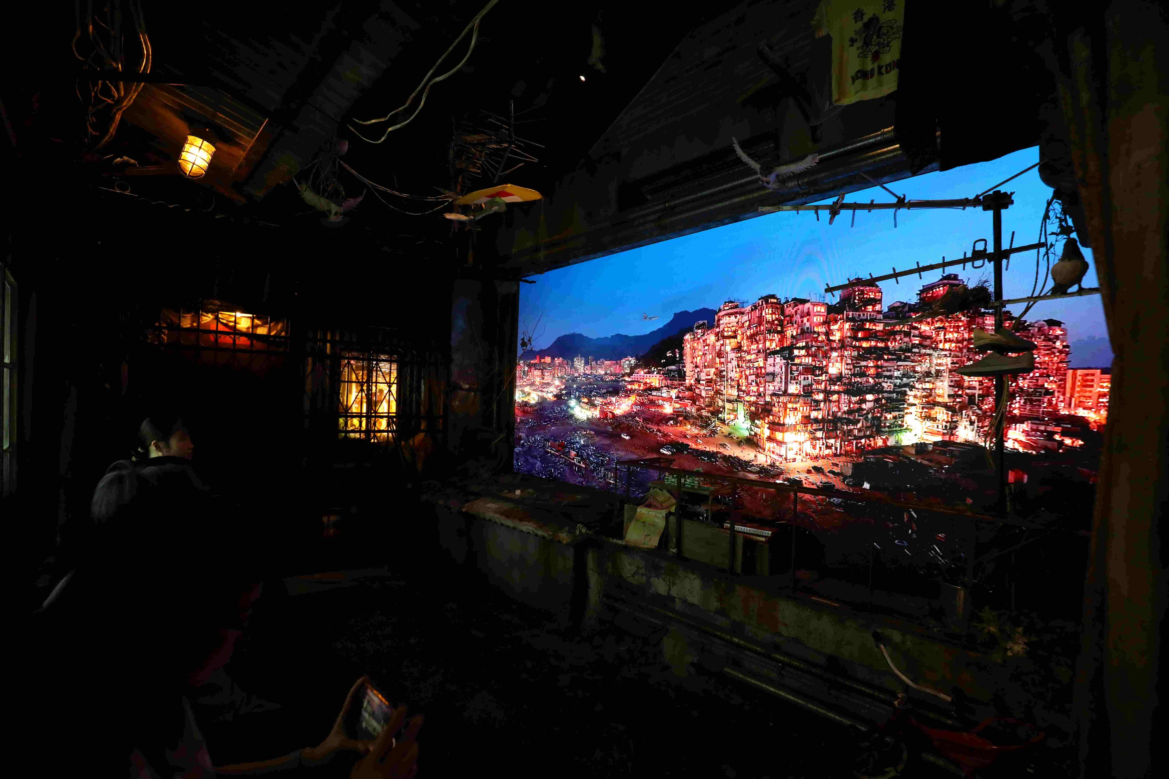 城寨光影天台的大型螢幕不間斷地播放九龍城寨的日與夜,也複製當年飛機低空掠過城寨的聲浪。