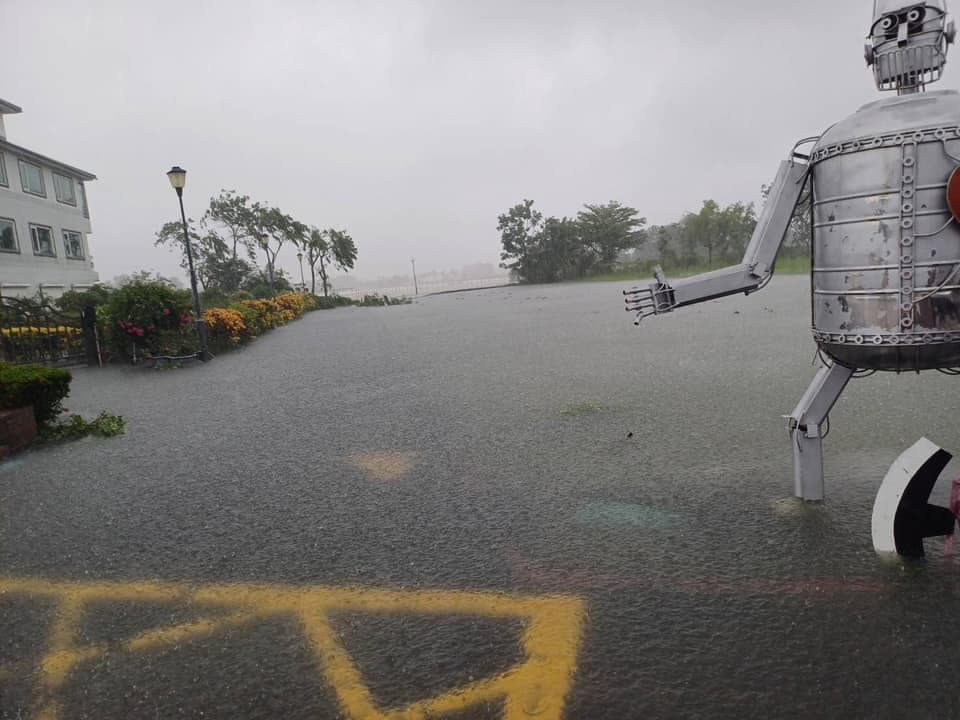 豪雨狂炸,美濃湖滿水位溢出。(翻攝邱議瑩臉書)