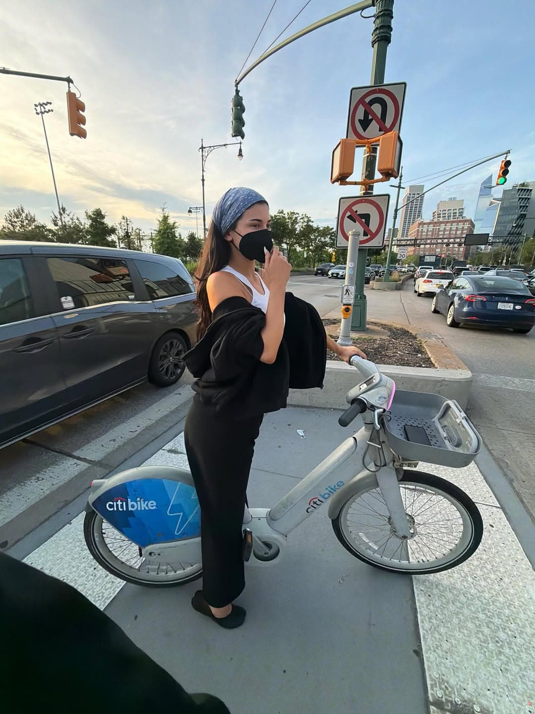 凱莉珍娜在路上騎Citi Bike,與百億富婆形象成鮮明對比。(翻攝kyliejenner IG)