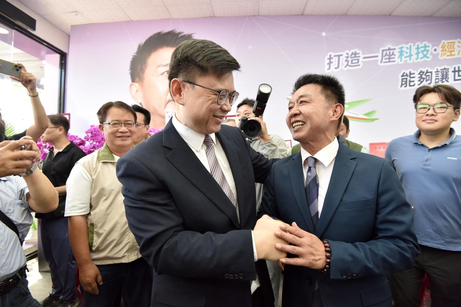 賴瑞隆現身祝賀許智傑。(許智傑競選總部提供)