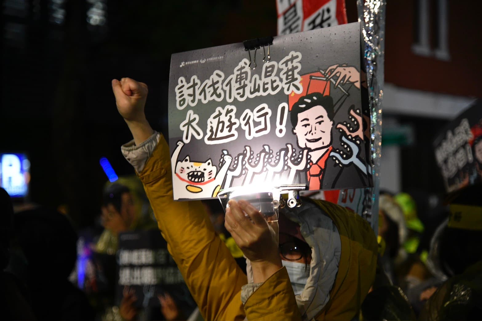 國民黨明天將強渡3大爭議法案,今晚有大批民眾聚集在立法院外,對此表達不滿。