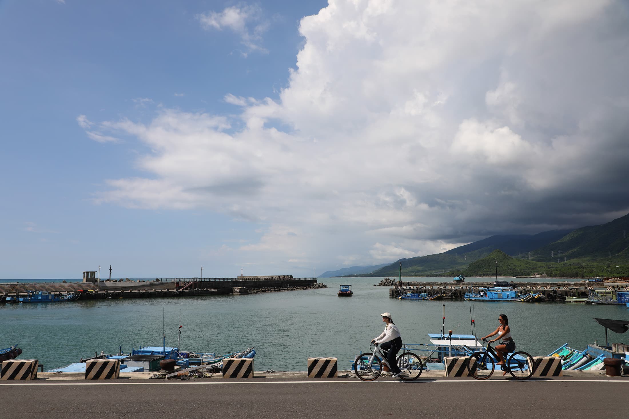 沿著屏東車城鄉的「看海美術館」往恆春鎮騎行，能欣賞到寧靜的海港風光。