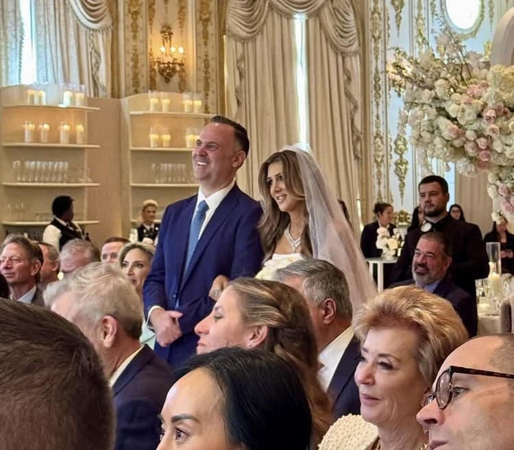 丹斯卡維諾和艾琳艾爾摩在海湖莊園舉辦盛大婚禮。(翻攝X@SofDracopoulos)