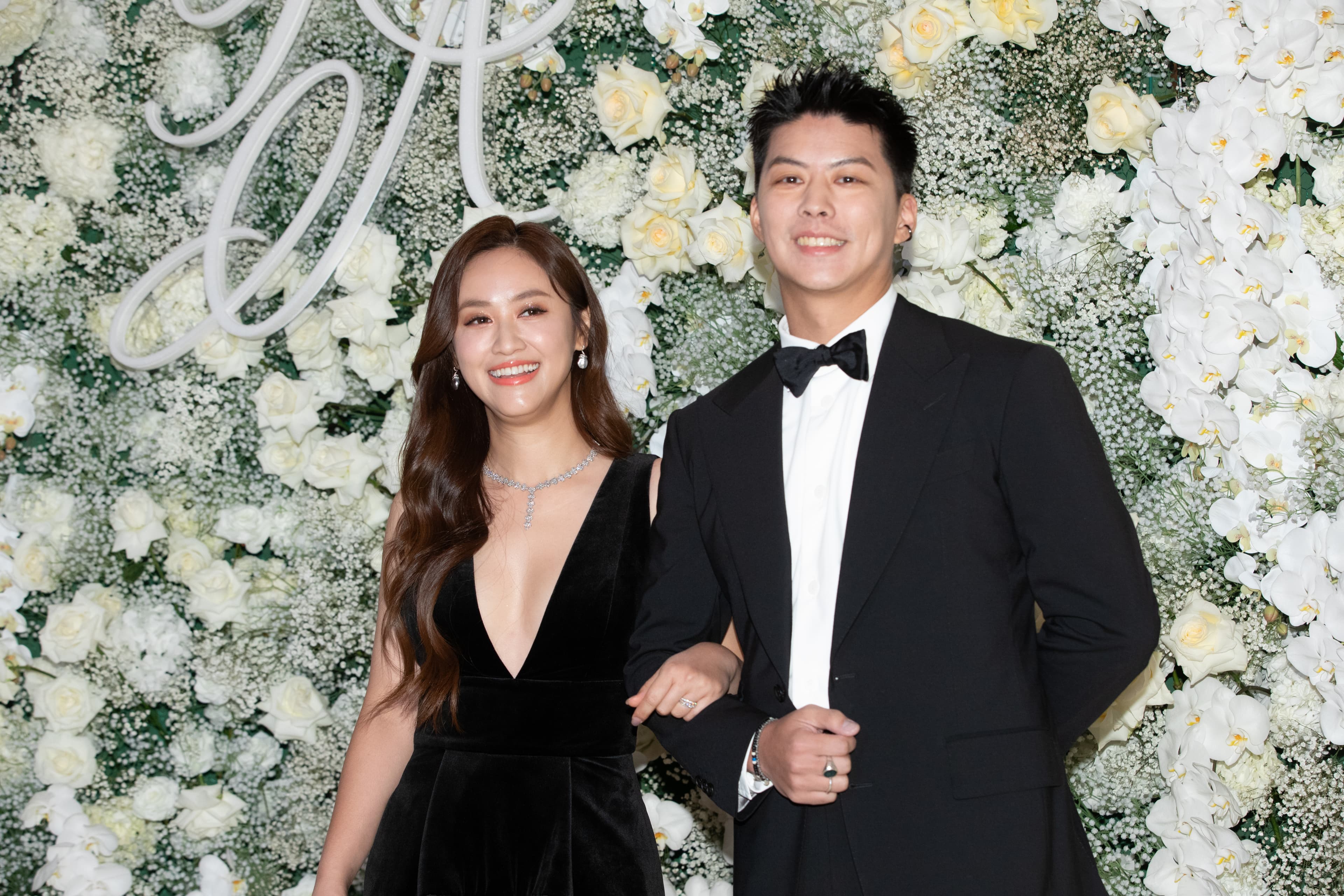 Sandy今盛裝帶了老公來參加婚宴。