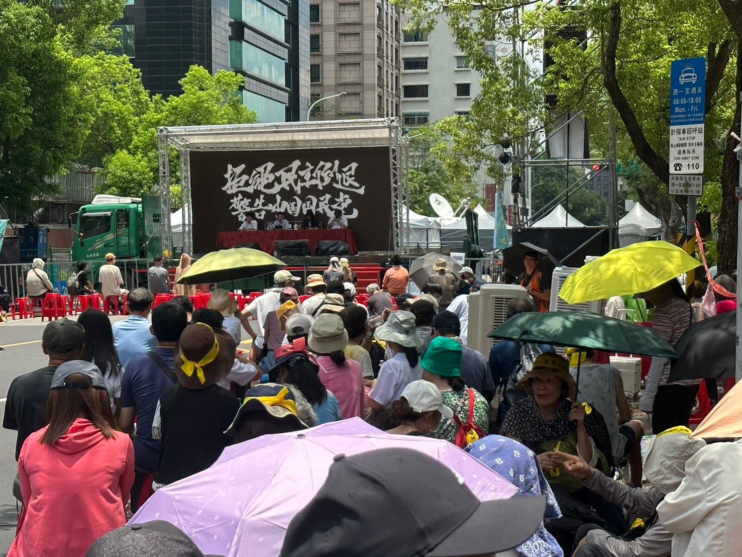 參與青鳥行動的民眾頂著炎熱天氣聚集立法院,支持行政院覆議案。