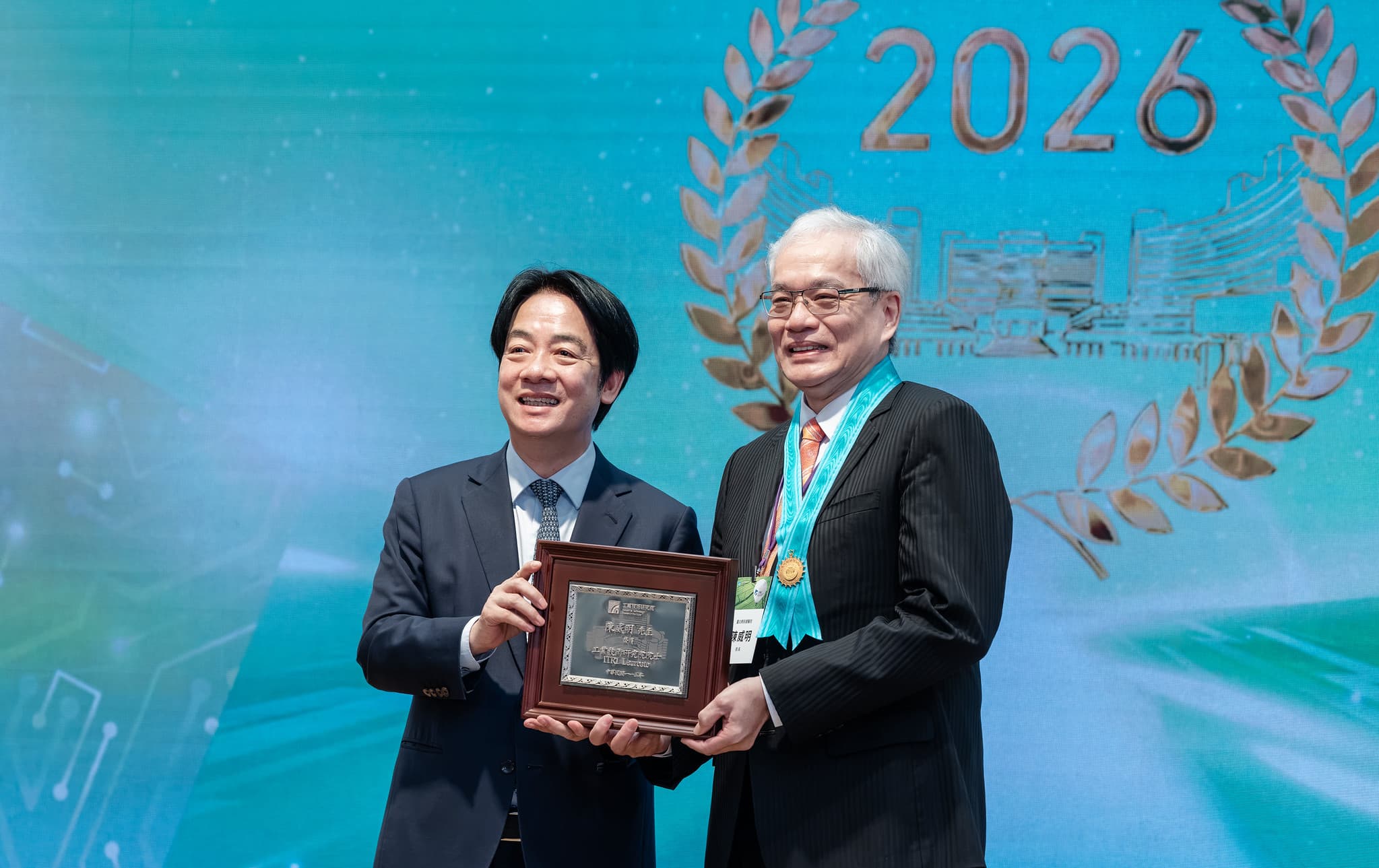 陳威明在授證典禮上透露,這份榮譽不僅屬於個人,而是對台北榮總全體醫療團隊,以及長期攜手合作的生技、資通訊與科技夥伴的肯定。(總統府提供)